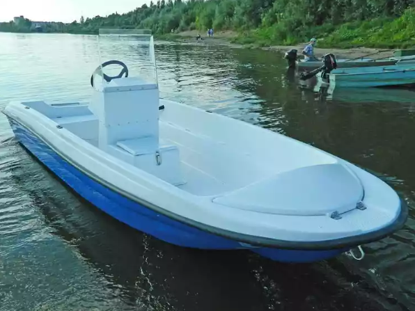 Стеклопластиковая лодка Пингвин с консолью (тримаран) в Каспийске
