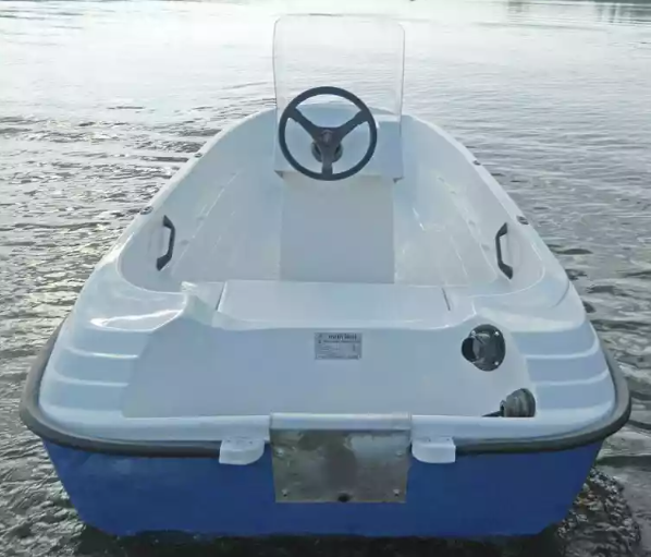 Стеклопластиковая лодка Пингвин с консолью (тримаран) в Каспийске