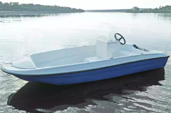 Стеклопластиковая лодка Пингвин с консолью (тримаран) в Каспийске