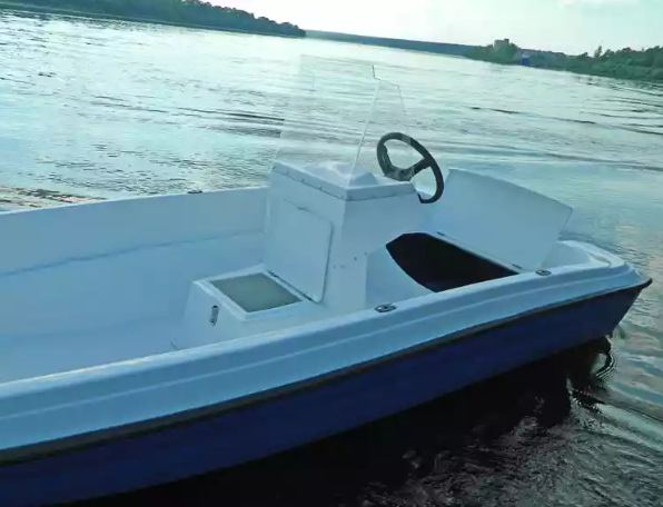 Стеклопластиковая лодка Пингвин с консолью (тримаран) в Каспийске