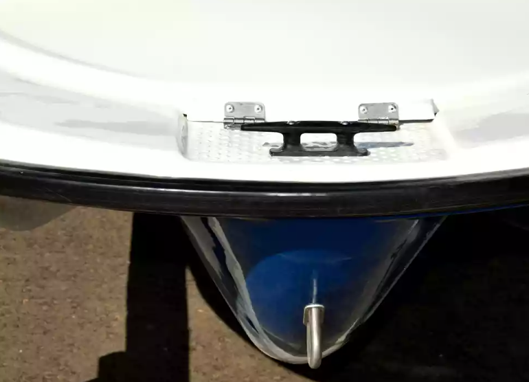 Стеклопластиковая лодка Пингвин с консолью (тримаран) в Каспийске