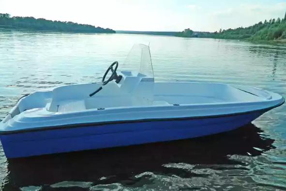 Стеклопластиковая лодка Пингвин с консолью (тримаран) в Каспийске