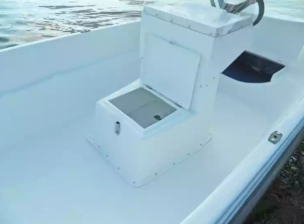 Стеклопластиковая лодка Пингвин с консолью (тримаран) в Каспийске
