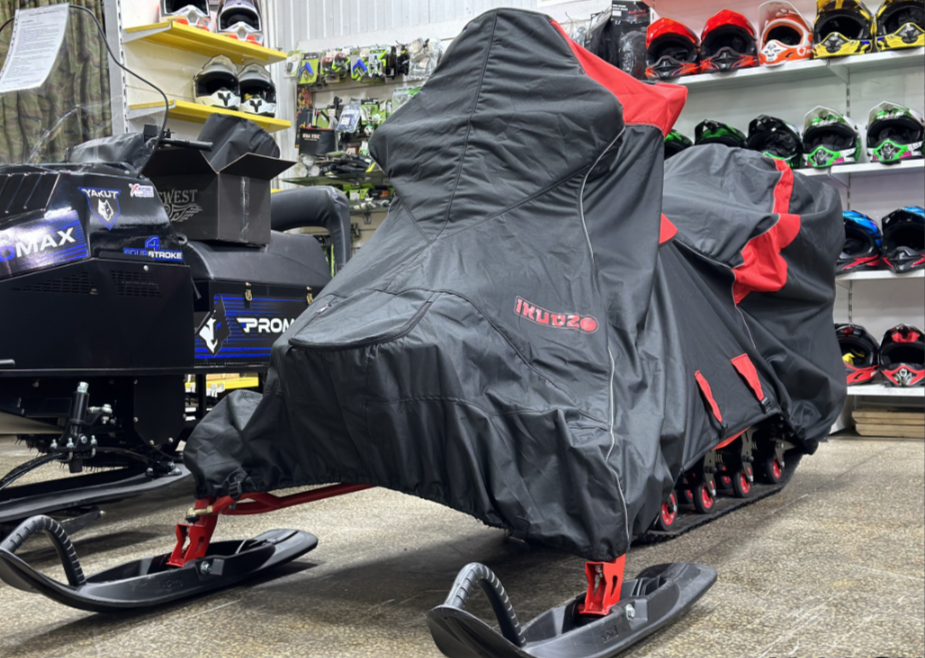 Чехол транспорт. снегохода IKUDZO HUNTER черно-красный Оксфорд ПРЕМИУМ качества с лого IKUDZO в Каспийске