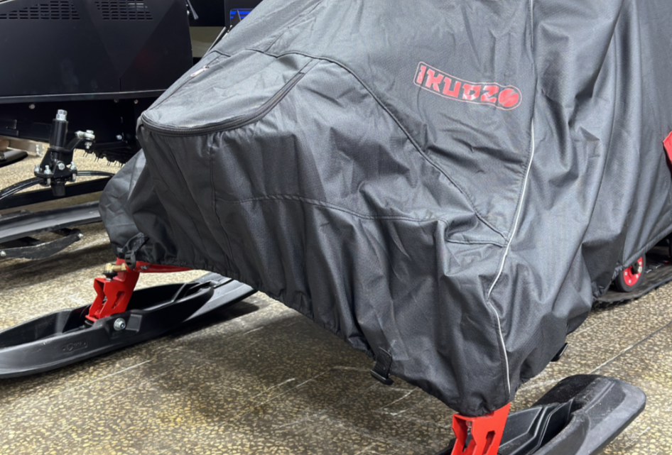 Чехол транспорт. снегохода IKUDZO HUNTER черно-красный Оксфорд ПРЕМИУМ качества с лого IKUDZO в Каспийске